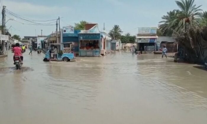 Затопленный район в Кветте, Пакистан, 6 июля 2022 года, кадр из видеозаписи. (AP/Screenshot via The Epoch Times) | Epoch Times Россия