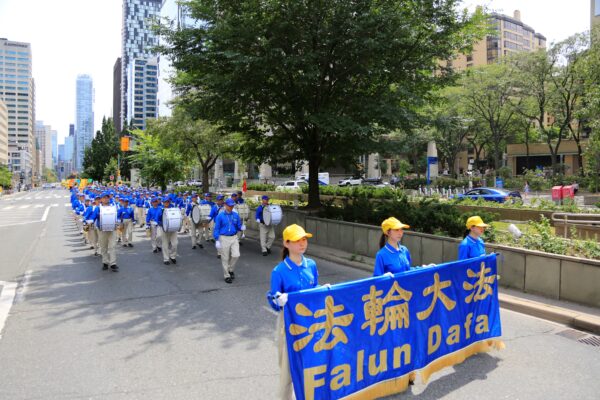 1200 последователей Фалуньгун провели парад по центру Торонто 17 июля 2022 года в память о 23-й годовщине преследования этой духовной практики китайской компартией. (Evan Ning/The Epoch Times)