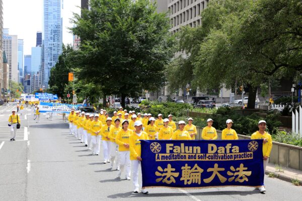 Приверженцы Фалуньгун участвуют в параде в центре Торонто 17 июля 2022 года, призывая прекратить преследование своих единоверцев в Китае. (Evan Ning/The Epoch Times)