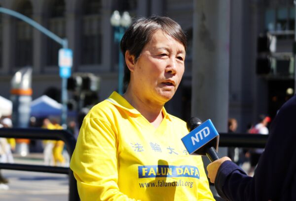 Сэнди Ван даёт интервью телекомпании NTD во время митинга в Сан-Франциско 16 июля 2022 г. (Cynthia Cai/The Epoch Times)
