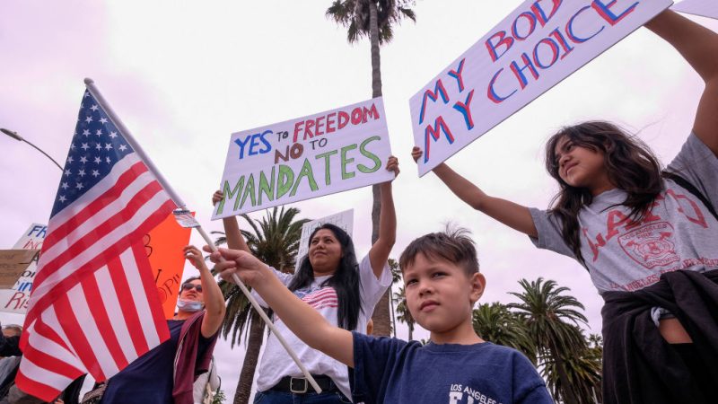 Протестующие во время демонстрации против паспортов вакцинации в Санта-Монике, Калифорния, 21 августа 2021 года. (Ringo Chiu/AFP via Getty Images)  | Epoch Times Россия