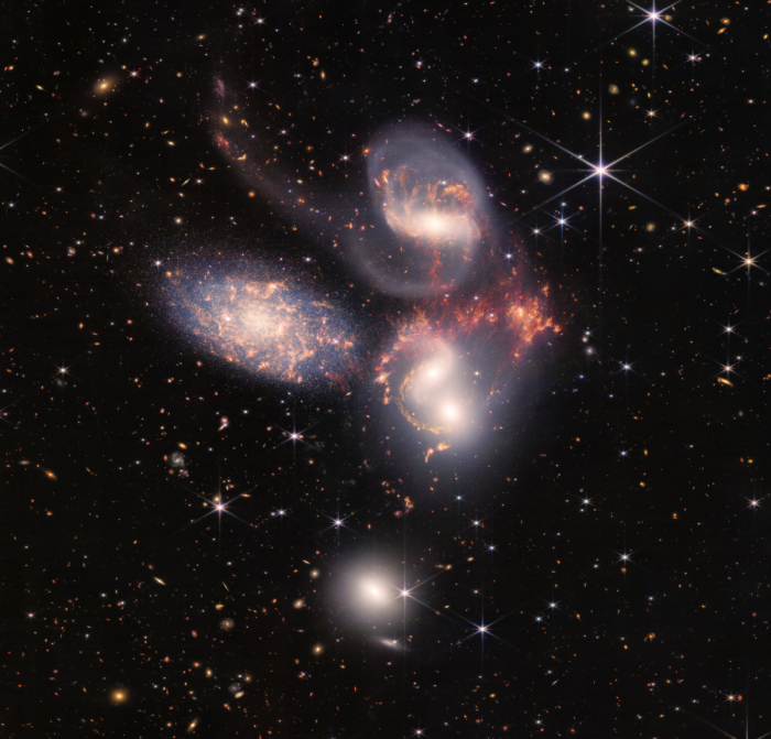 Снимки НАСА с нового телескопа отразили невидимые сцены далёких галактик