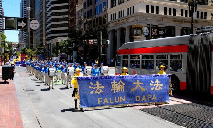 Оркестр Тянь Го возглавляет парад на Маркет-стрит в Сан-Франциско, 16 июля 2022 г. (David Lam/The Epoch Times) | Epoch Times Россия
