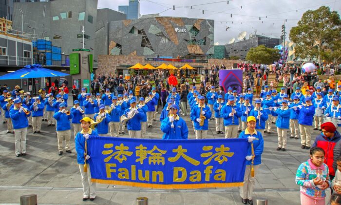 Духовой оркестр Tianguo Band выступает на площади Федерации в Мельбурне, Австралия, 9 июля 2022 года. (Chen Ming/Epoch Times)
 | Epoch Times Россия