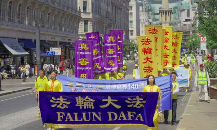Последователи Фалуньгун проводят парад в память о 23-й годовщине репрессий в Китае против духовной дисциплины, в Лондоне 16 июля 2022 года. (Yanning Qi/The Epoch Times) | Epoch Times Россия
