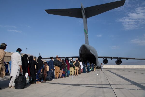 Эвакуация пассажиров самолётом C-17 ВВС СШАиз Афганистана в международном аэропорту имени Хамида Карзая в Кабуле, 24 августа 2021 года.(Master Sgt. Donald R. Allen/U.S. Air Forces Europe-Africa via Getty Images)