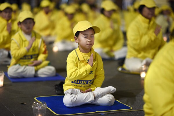Юный последователь Фалунь Дафа на акции в память о 20 годовщине преследований со стороны китайской компартии, Сидней, Австралия, 19 июля 2019 года. (The Epoch Times)