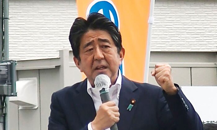 На этом изображении из видео бывший премьер-министр Японии Синдзо Абэ выступает с предвыборной речью в Нара, западная Япония, незадолго до того, как его застрелили, 8 июля 2022 года. (Kyodo News via AP)
 | Epoch Times Россия