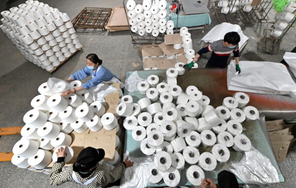 Рабочие на хлопчатобумажной текстильной фабрике в Корле, Синьцзян, Китай, 1 апреля 2021 года. (cnsphoto via Reuters)