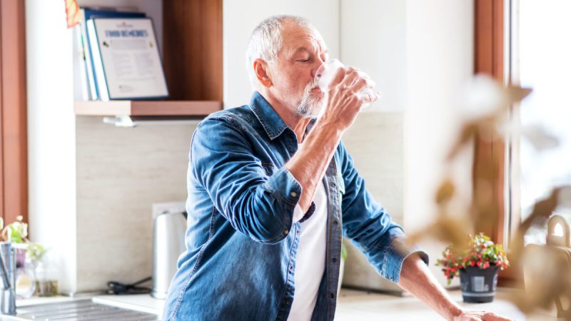 Мы все знаем, что нам нужно пить больше воды, но это особенно сложно, если вы просто не испытываете жажду, и эта проблема усугубляется с возрастом. (Halfpoint/Shutterstock)
 | Epoch Times Россия