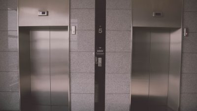 В Мытищах упал лифт с людьми в офисном здании