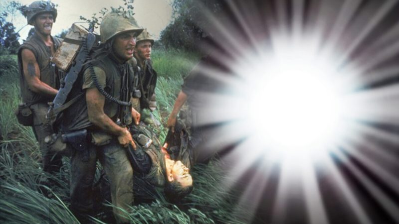 Во время боя вьетнамский солдат испытал околосмертный опыт и воодушевился. (Larry Burrows CC BY 2.0 https://goo.gl/sZ7V7x via Flickr) | Epoch Times Россия