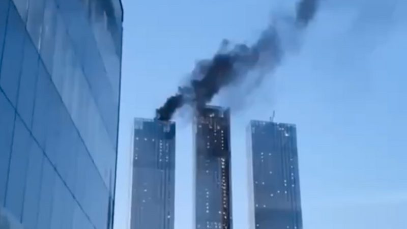 На крыше башни Capital Towers в «Москве-сити» начался пожар. Скриншот/youtube.com  | Epoch Times Россия