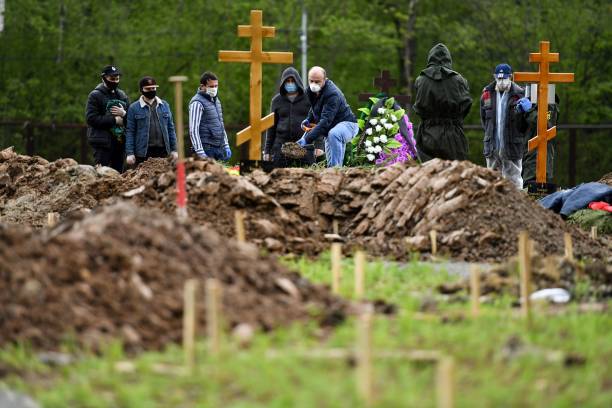 Похороны на кладбище, окраина Москвы, 15 мая 2020 года. Фото: KIRILL KUDRYAVTSEV/AFP via Getty Images | Epoch Times Россия