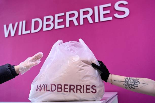 Выдача заказа в пункте российского гиганта электронной коммерции Wildberries в Москве 24 марта 2021 года. Фото: KIRILL KUDRYAVTSEV/AFP via Getty Images  | Epoch Times Россия