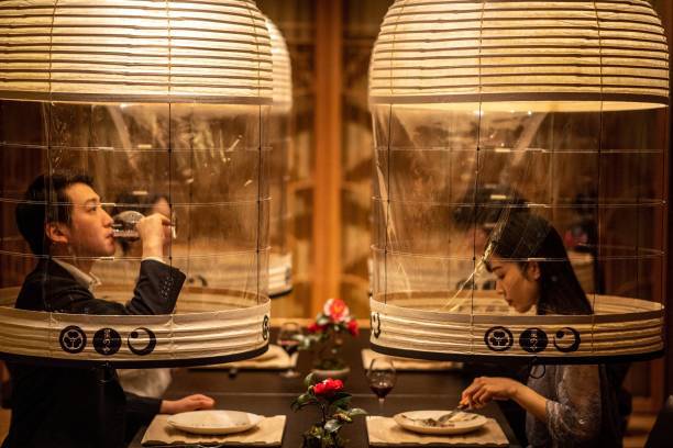 Фонари, изготовленные в магазине Kojima Shoten в Киото, используются для обеда без масок во время пандемии Covid-19, Токио, 28 февраля 2022 года. Фото: PHILIP FONG/AFP via Getty Images
 | Epoch Times Россия