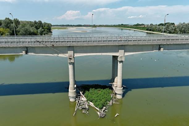 Мост через реку По, Италия, 5 июля 2022 года. Уровень воды катастрофически упал.  Фото: MARCO SABADIN/AFP via Getty Images  | Epoch Times Россия