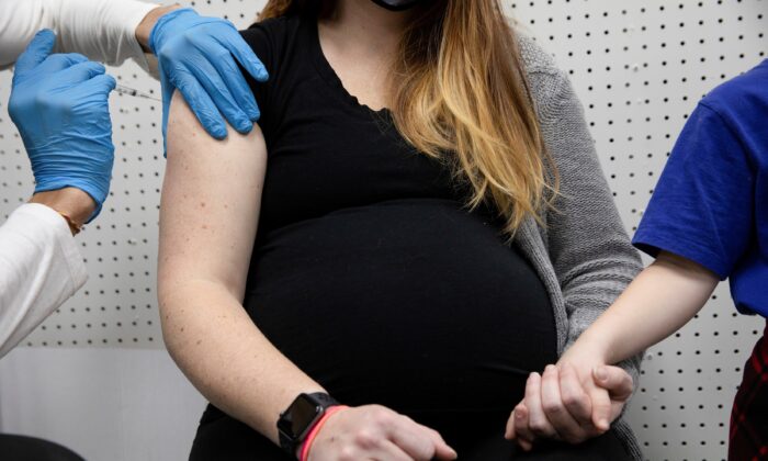 Беременная женщина получает вакцину COVID-19 в Швенксвилле, штат Пенсильвания, 11 февраля 2021 года. (Hannah Beier/Reuters) | Epoch Times Россия