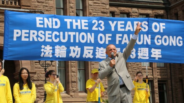 Бывший член парламента от консерваторов Владислав Лизон выступает на митинге, организованном последователями Фалуньгун в центре Торонто 17 июля 2022 года. (Evan Ning/The Epoch Times)