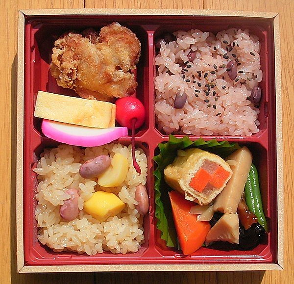 Секихан (вверху справа) в коробке для бенто с разнообразными японскими блюдами. (Фото: allegro Takahi via Flickr)