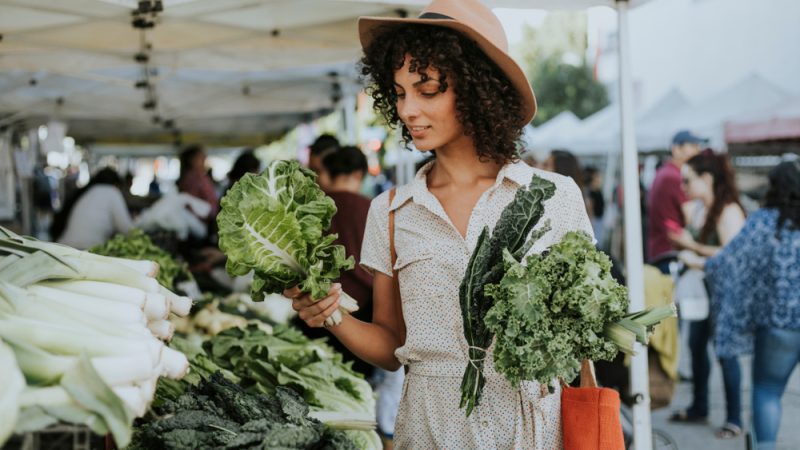 Выбор в пользу покупки или выращивания собственных органических фруктов и овощей даёт вам больше контроля над тем, что поступает в ваш организм. Фото: utterstock | Epoch Times Россия