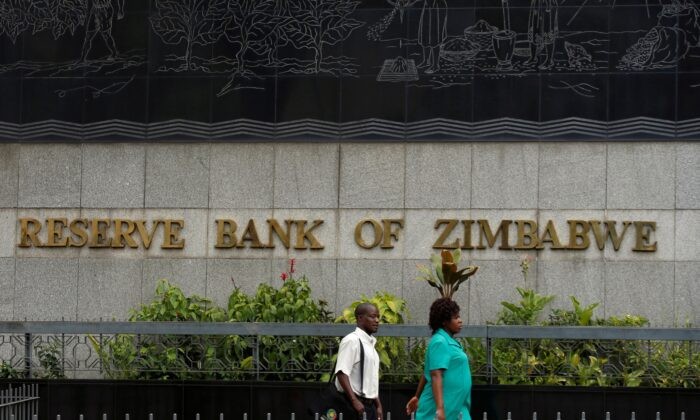 Резервный банк Зимбабве начнёт продавать золотые монеты на фоне стремительно растущей инфляции и девальвации валюты