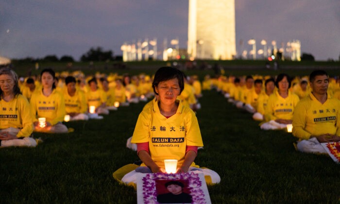 Более 1000 практикующих Фалуньгун проводят пикет со свечами у монумента Вашингтона 21 июля 2022 года. (Samira Bouaou/The Epoch Times) | Epoch Times Россия