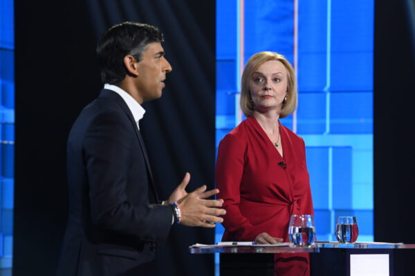 Кандидаты в лидеры консерваторов Риши Сунак (слева) и Лиз Трусс во время дебатов в Riverside Studios в Лондоне 17 июля 2022 года. (Jonathan Hordle/ITV/PA Media) | Epoch Times Россия