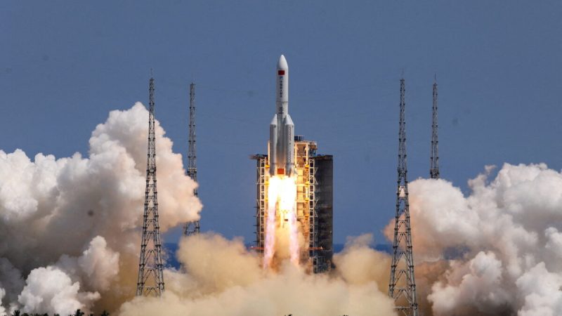 Ракета Long March-5B Y3, несущая лабораторный модуль «Вэньтянь» для строящейся китайской космической станции, взлетает с космодрома Вэньчан в провинции Хайнань, Китай, 24 июля 2022 года. (China Daily via REUTERS/File Photo)  | Epoch Times Россия