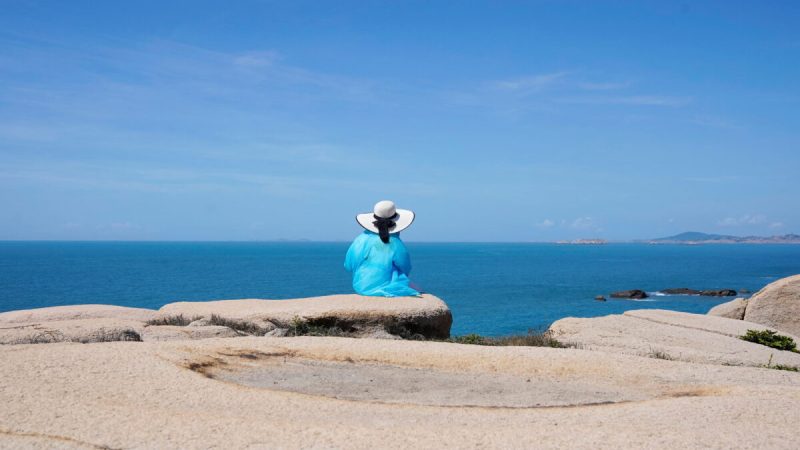 Турист сидит лицом к Тайваньскому проливу в живописном месте 68 морских миль, одной из самых близких точек материкового Китая к острову Тайвань, на острове Пинтань, провинция Фуцзянь, Китай, 5 августа 2022 года. (Aly Song/Reuters)  | Epoch Times Россия