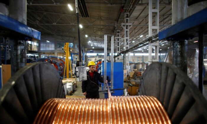 Рабочий проверяет медные кабели, производимые на заводе в городе Кайсери в центральной Анатолии, 12 февраля 2015 года. (Umit Bektas/Reuters) | Epoch Times Россия