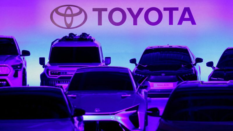 Автомобили Toyota Motor Corporation на брифинге по стратегии компании в отношении аккумуляторных электромобилей, в Токио, 14 декабря 2021 г. Фото: Kim Kyung-Hoon/Reuters  | Epoch Times Россия