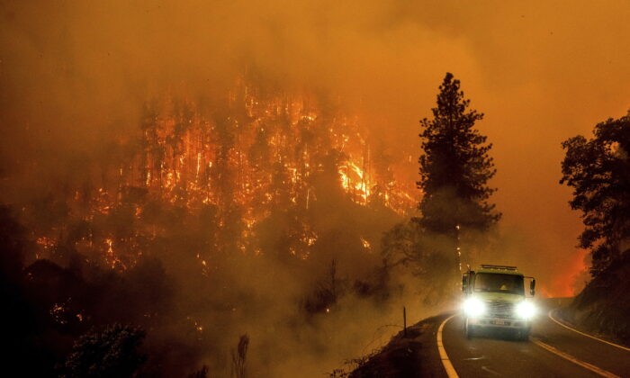 Пожарная машина едет по Калифорнийскому шоссе 96 во время пожара МакКинни в Национальном лесу Кламат, Калифорния, 30 июля 2022 года. (Noah Berger/AP Photo) | Epoch Times Россия
