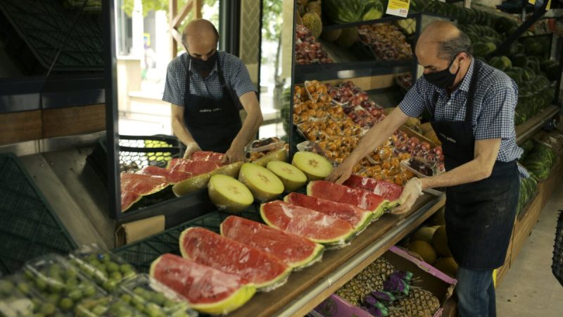 Рабочий раскладывает фрукты для продажи на продовольственном рынке в Анкаре, Турция, 3 июня 2022 года. Годовая инфляция в Турции достигла 73,5% в мае, согласно официальным данным, опубликованным Турецким статистическим институтом, на фоне углубления кризиса стоимости жизни в стране. (AP Photo/Burhan Ozbilici) | Epoch Times Россия