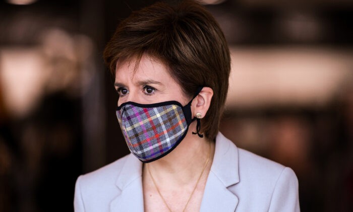 Первый министр Шотландии Никола Стерджен надевает тартановую маску, Эдинбург, Шотландия, 26 июня 2020 года. (Jeff J Mitchell/Pool via Reuters)
 | Epoch Times Россия