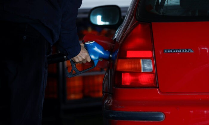 Мужчина заправляет топливо на станции технического обслуживания во время значительного повышения цен на энергоносители в Мадриде, 8 марта 2022 года. (Juan Medina/Reuters) | Epoch Times Россия