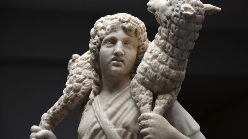 Деталь мраморной статуи «Добрый пастырь», около 300-350 гг., неизвестного художника, в катакомбах Домитиллы, музеи Ватикана. (Carole Raddato/CC BY-SA 2.0)  | Epoch Times Россия