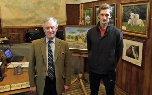 Лорд Эштон из Хайда (слева), министр культуры, СМИ и спорта Великобритании, и художник Эш Дэвис. (Любезно предоставлено Andrew Davis)