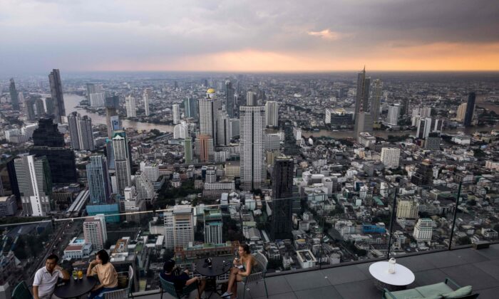 Люди сидят на смотровой площадке небоскрёба King Power Mahanakhon в Бангкоке 25 октября 2021 года. (Jack Taylor/AFP via Getty Images) | Epoch Times Россия