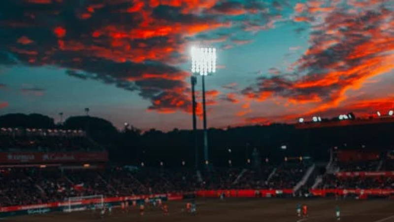 Футбольное поле при вечернем освещении. Фото:  pexels.com / СС0   | Epoch Times Россия