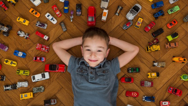 Мальчики предпочитают «интересные занятия с точки зрения механики, такие как игры с игрушками на колёсах», — объясняет автор Дебра Со. (WiP-Studio/Shutterstock)  | Epoch Times Россия