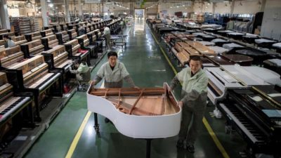Заводская активность в Китае падает, ослабляя экономику