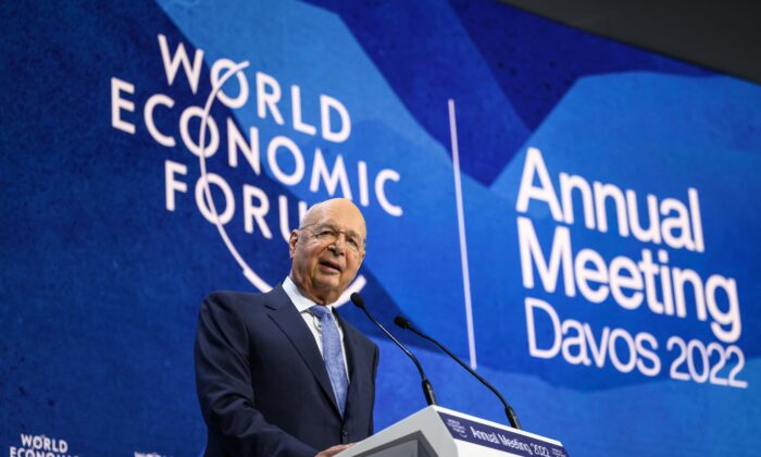 Основатель и исполнительный председатель Всемирного экономического форума Клаус Шваб выступает с речью в Конгресс-центре во время ежегодного собрания Всемирного экономического форума (ВЭФ) в Давосе 23 мая 2022 года.  (WEF) annual meeting in Davos on May 23, 2022. (Fabrice Coffrini/AFP via Getty Images)  | Epoch Times Россия