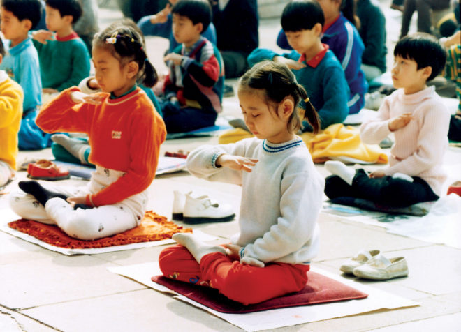 На этой недатированной фотографии дети практикуют медитацию Фалуньгун в Китае до того, как компартия Китая начала преследование этой духовной практики в июле 1999 года. (Courtesy of Minghui.org)
