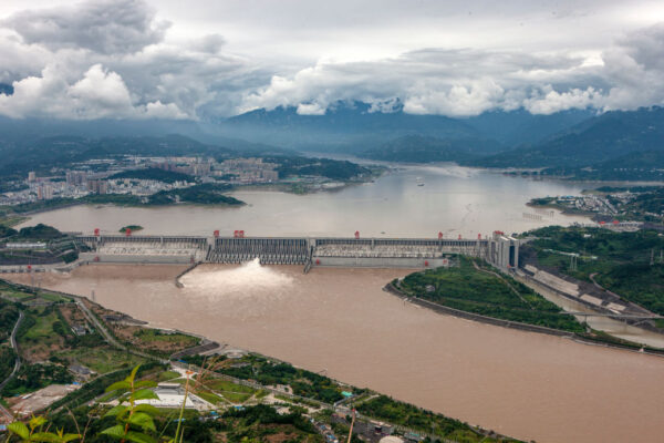 Спуск воды из плотины «Три ущелья» на реке Янцзы в Ичане, провинция Хубэй, 7 сентября 2020 года. (STR/AFP via Getty Images)