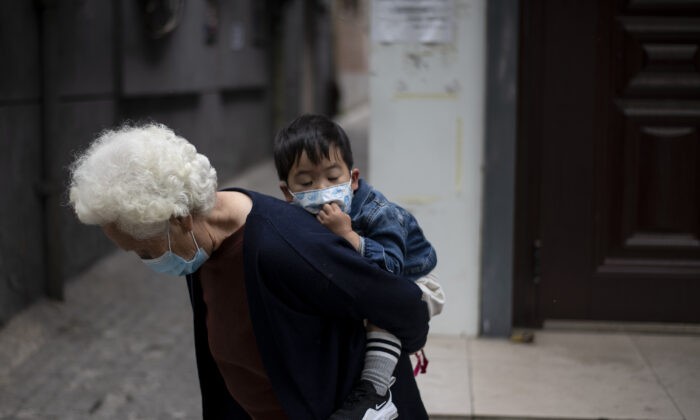 Пожилая китаянка с внуком в Пекине, Китай, 11 мая 2020 года. (Фото: Noel Celis/AFP via Getty Images)
 | Epoch Times Россия