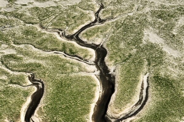 Сухие участки озера Поян в Цзюцзяне в центральной китайской провинции Цзянси 21 августа 2022 года. (STR/AFP via Getty Images)