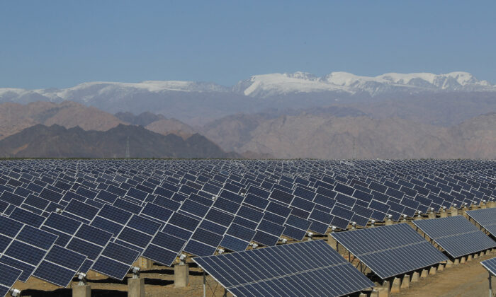 Большие солнечные панели видны на солнечной электростанции в Хами, северо-западный китайский регион Синьцзян, 8 мая 2013 года. (STR/AFP via Getty Images) | Epoch Times Россия