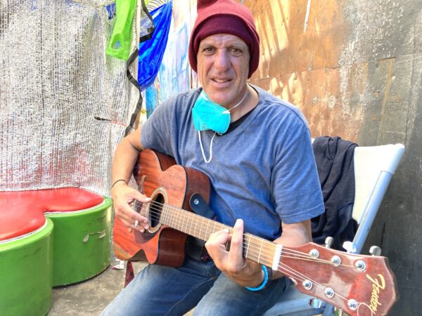 Марио Фейс по прозвищу «человек-гитарист» стал бездомным в Скид-Роу после развода 10 лет назад. (Allan Stein/The Epoch Times)