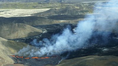 Вулкан возле главного аэропорта Исландии снова извергается